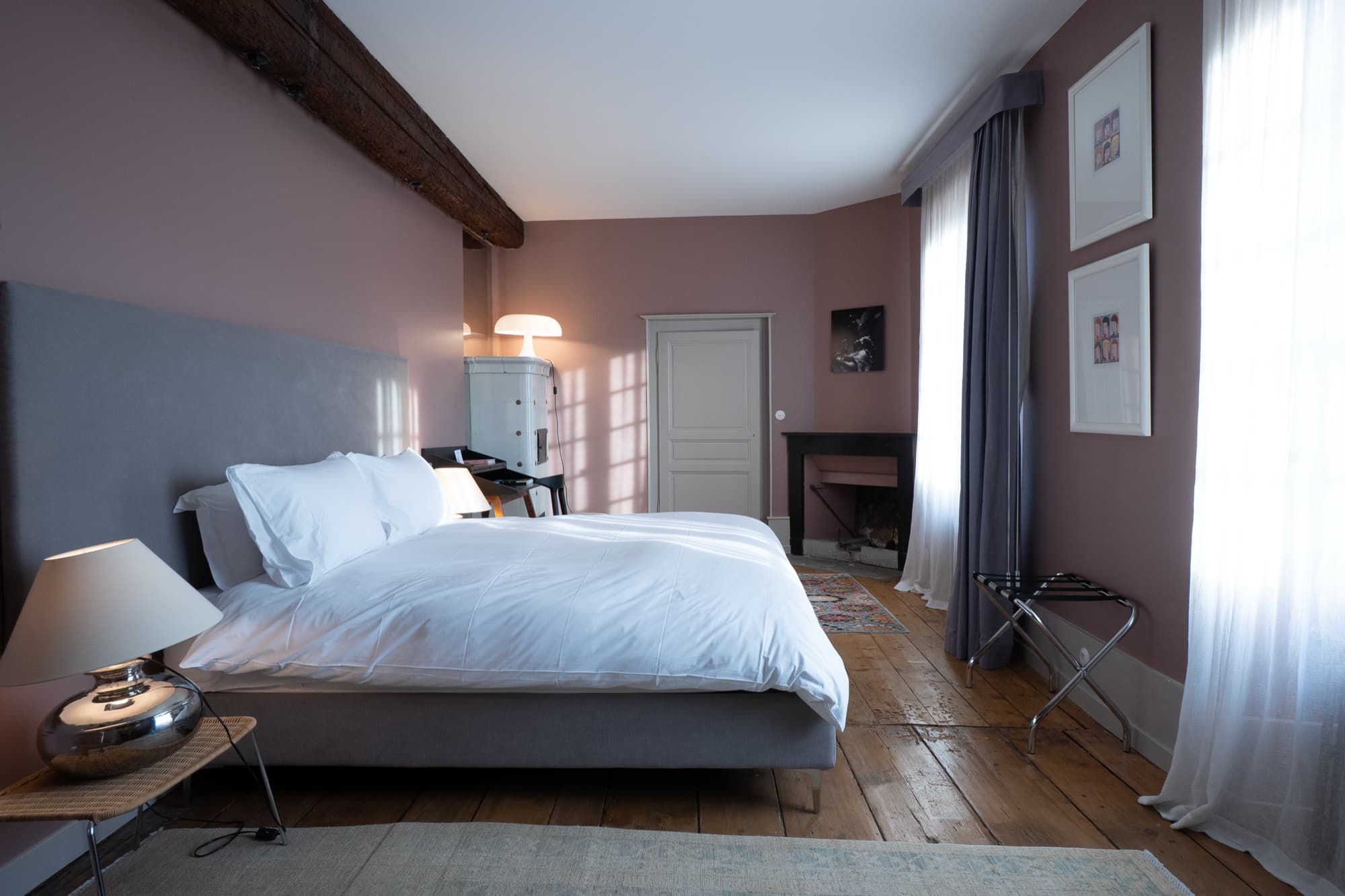 Une chambre, sa poutre et sa cheminée