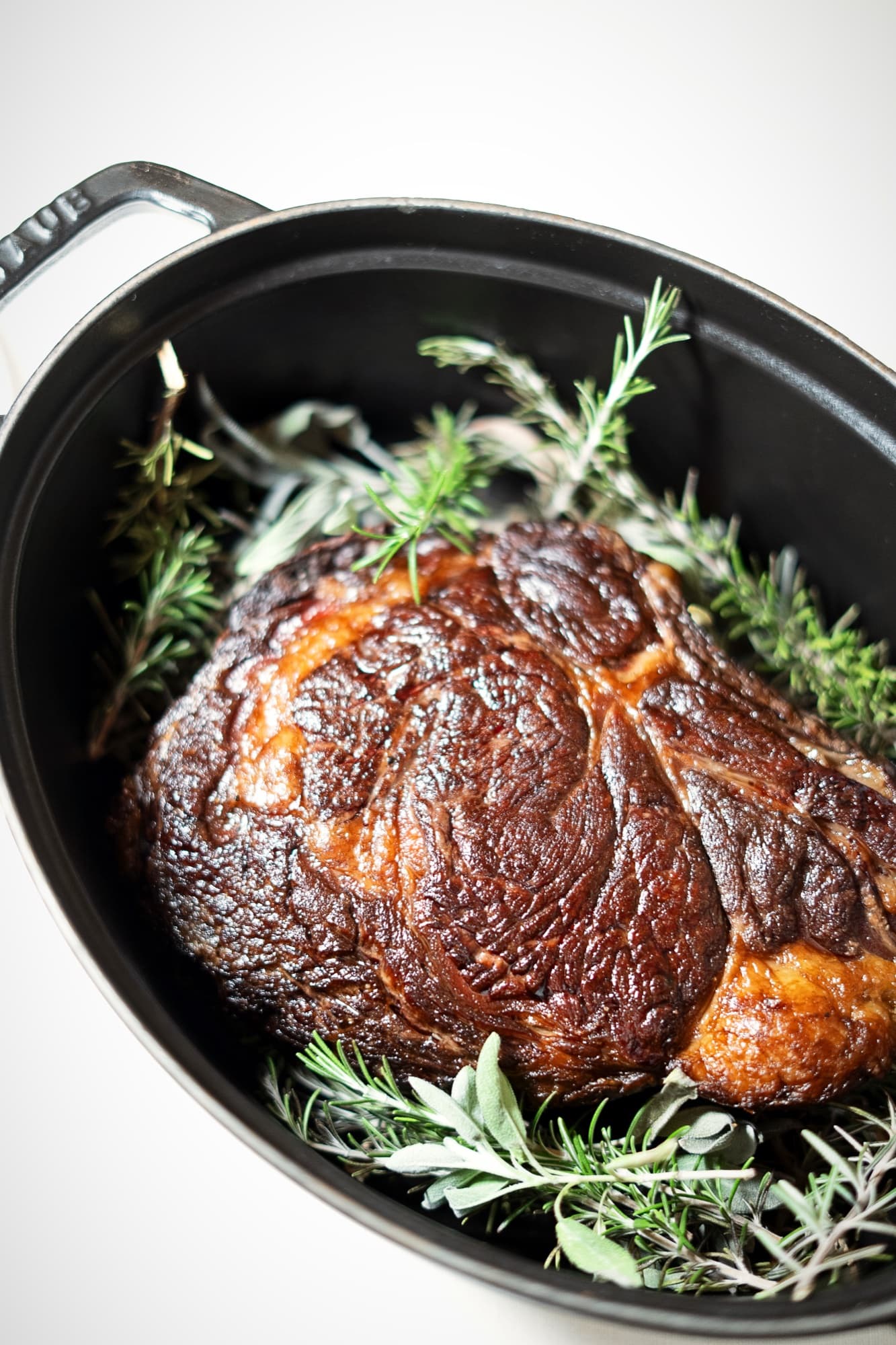 Une pièce de viande, thym et romarin