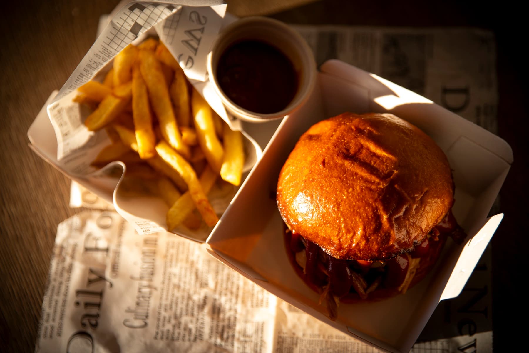 Burger, frites, sauce fumée