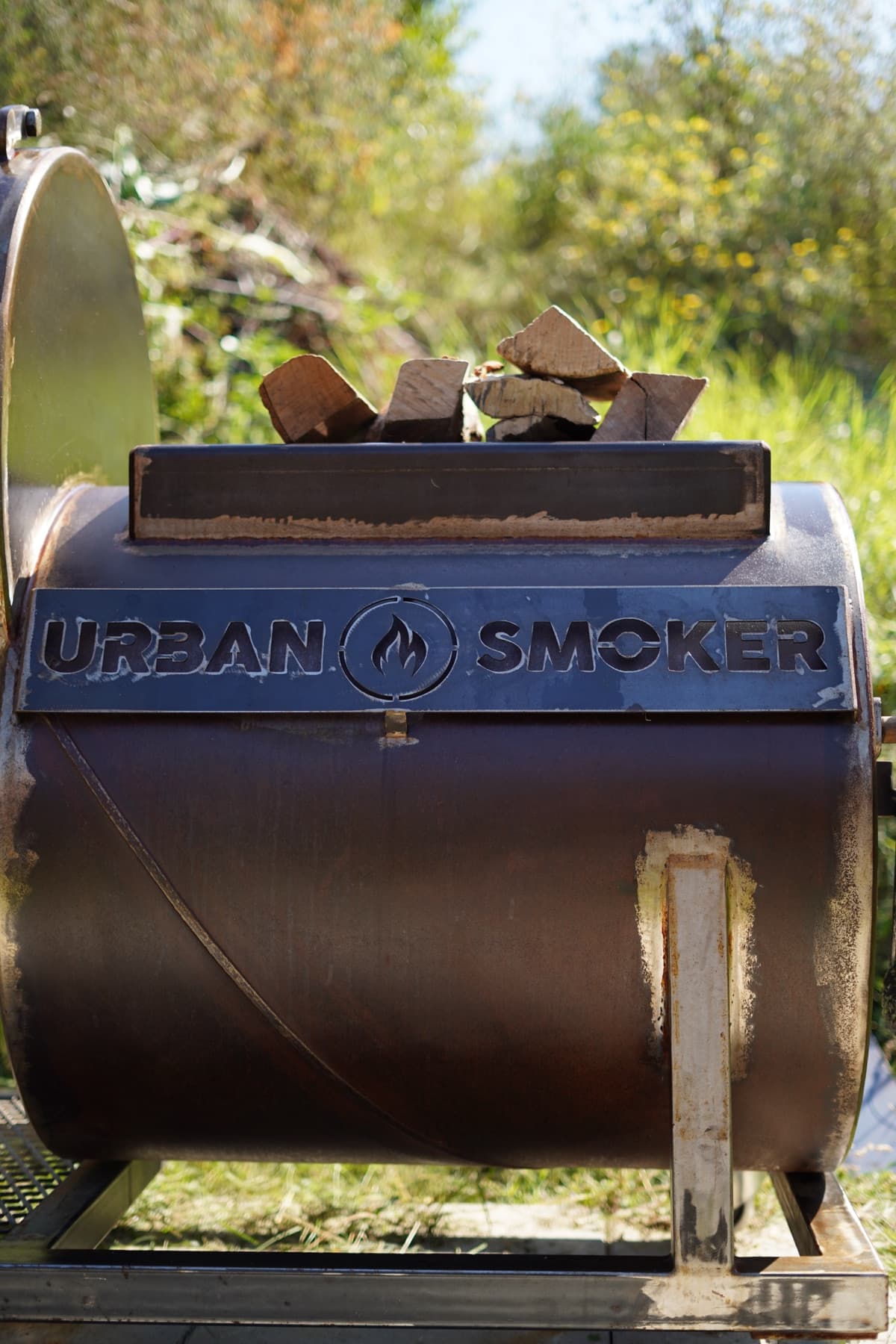 Le smoker, chargé de bois