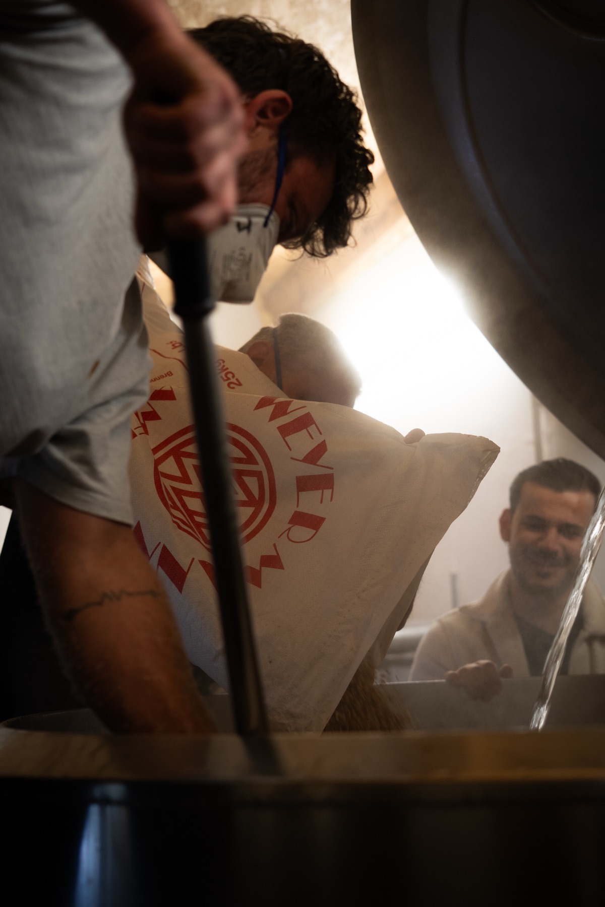Le malt, versé à la main