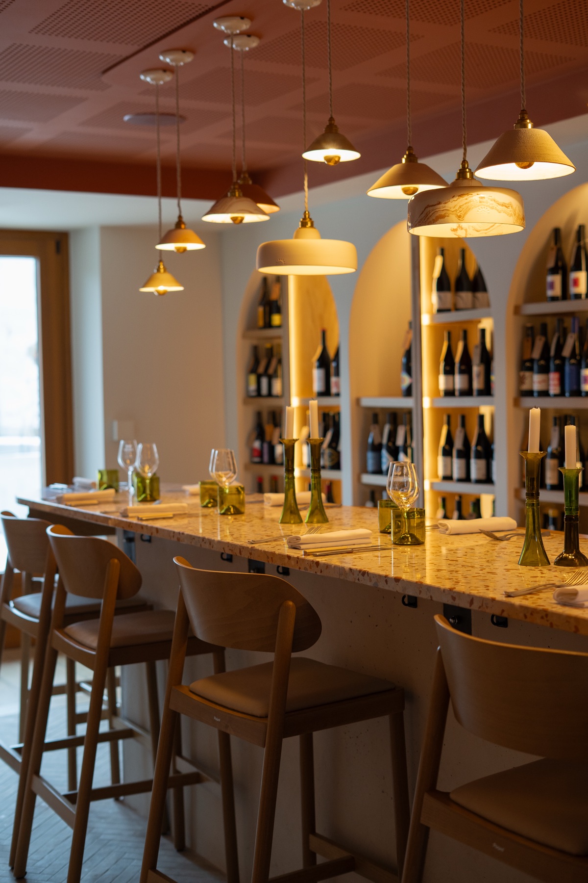 Le comptoir, suspensions et cave